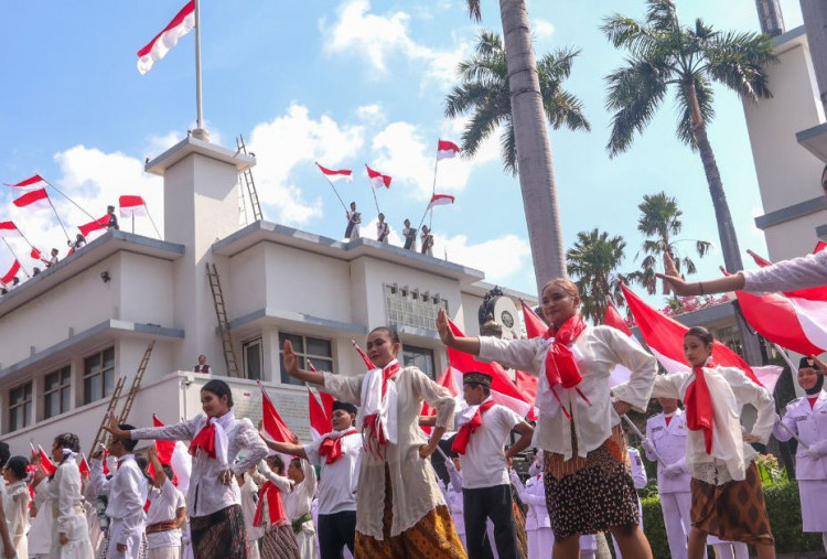 750 Bendera Semarakkan Teatrikal Kolosal Surabaya Merah Putih di Hotel Majapahit 