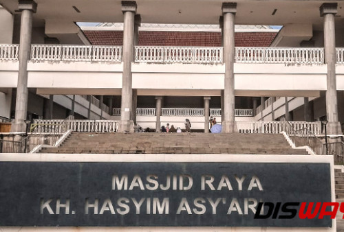 Masjid Raya KH. Hasyim Asy’ari mulai melonggarkan penerapan prokes dengan tidak mewajibkan penggunaan masker. 