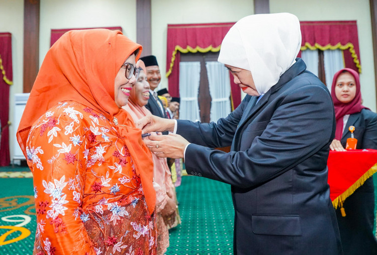 Rayakan Hardiknas, Khofifah Sematkan Satyalancana Karya Satya kepada 400 Insan Pendidikan Jatim