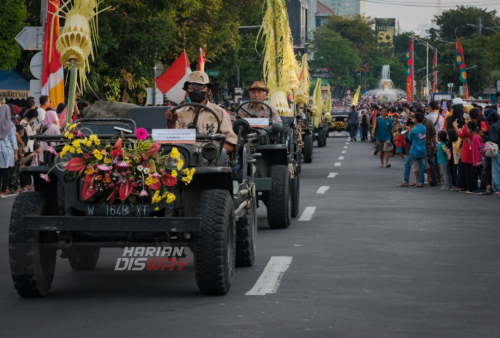 Pawai kendaraan hias melintas saat berlangsungnya Surabaya Vaganza di Surabaya, Jawa Timur, Sabtu 28 Mei 2022. Ribuan warga memadati kawasan tersebut lantaran Pemerintah Kota (Pemkot) Surabaya kembali menggelar kegiatan untuk menyambut Hari Jadi ke-729 Kota Surabaya, yang sempat ditiadakan karena pandemi COVID-19. Foto: Faizal Pamungkas

 
