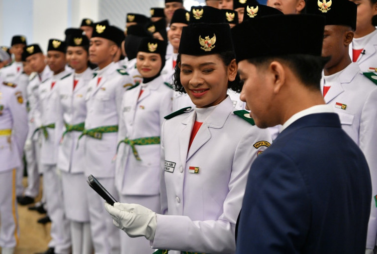Usai Kukuhkan Paskibraka Tingkat Pusat, Wapres Beri Kejutan kepada Salah Satu Anggota Paskibraka Asal Papua