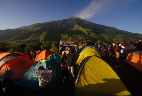 Sebanyak 500 orang mengikuti upacara bendera untuk memperingati HUT ke-77 Proklamasi Kemerdekaan RI di Puncak Bukit Pundak, Pacet, Mojokerto, Jawa Timur, Rabu 17 Agustus 2022. Ratusan orang tersebut terdiri pendaki, relawan, pecinta alam, dan, pelajar untuk mengikuti upacara yang digelar Ganawana di Bukit dengan ketinggian 1.585 mdpl dengan membentangkan bendera merah putih sepanjang 20 meter.
