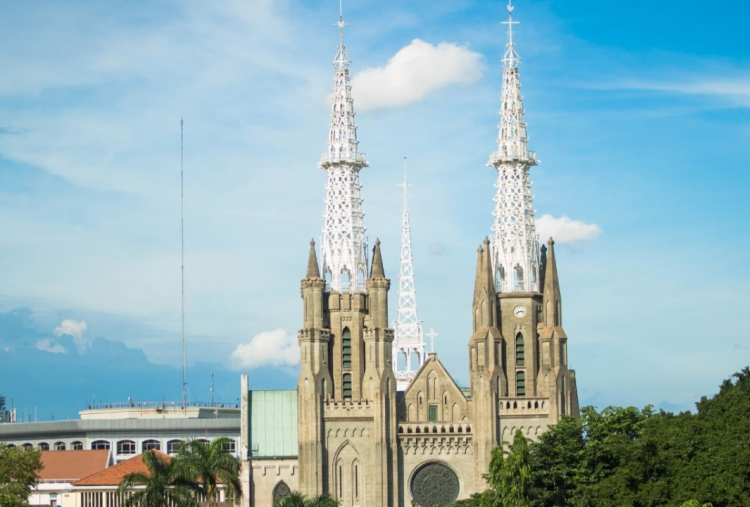 Gereja Katedral Terbuka untuk Parkir Motor Jamaah Salat Idul Adha di Masjid Istiqlal