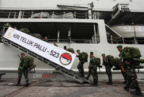 850 prajurit TNI AD Satgas Pamtas RI-Papua Nugini dari Batalyon Infantri 527/BY dan Batalyon Infantri 407/PK melakukan prosesi pemberangkatan menuju Provinsi Papua dan Papua Barat. Keberangkatan Satgas Pamtas RI-Papua Nugini tersebut menggunakan KRI Teluk Palu-523 untuk menjalankan tugas menjaga keamanan selama 12 bulan TA 2023-2024. (foto: Julian Romadhon)