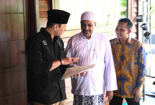 AHY Serahkan Puluhan Sertipikat Tanah Wakaf di Pasuruan untuk Yayasan Habib Taufiq Assegaf