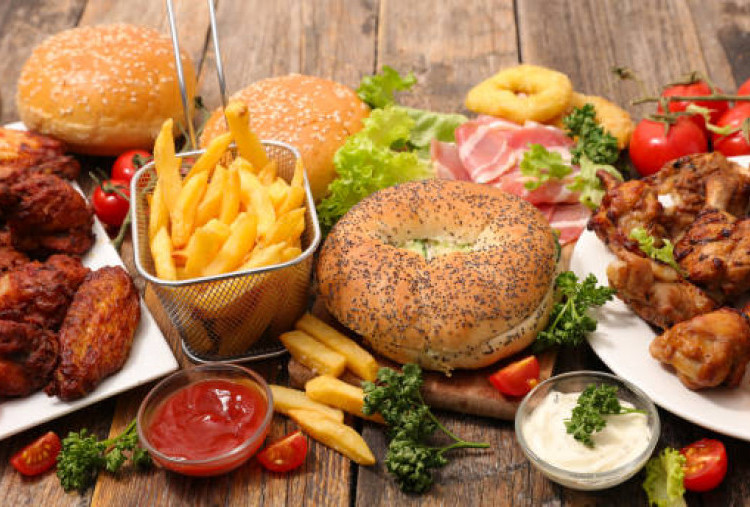 Ingat Jangan Kalap Makan! Simak Tips Kontrol Gula Darah Selama Perayaan Liburan Natal dan Tahun Baru