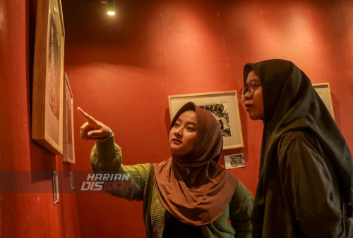 Pengunjung mengamati lukisan yang dipamerkan di Galeri Merah Putih, Komplek Alun-alun, Surabaya, Jawa Timur, Sabtu 29 Juli 2023. Pameran tunggal grafis murni karya Arief Wong tersebut mengusung tema 