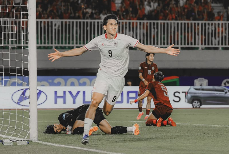 Bukan Sekadar Lawan Vietnam, Mitchell Baker Kejar Rekor Emas Ole Romeny di Piala AFF 2026