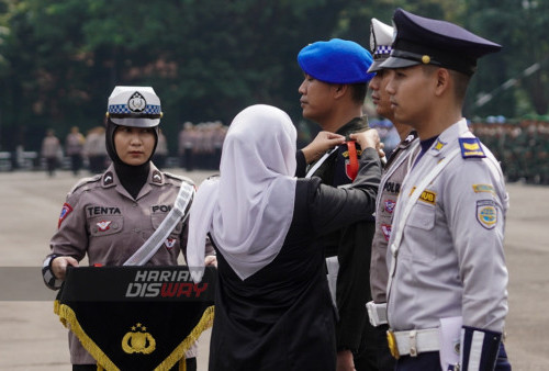 Gubernur Jawa Timur Khofifah Indar Parawansa memasang pita merah kepada perwakilan personil untuk simpol berjalannya Operasi Ketupat Semeru 2023 saat digelarnya apel di Lapangan Kodam V/Brawijaya, Surabaya, Jawa Timur, Senin (17/4/2023). Operasi Ketupat Semeru dengan mengerahkan sebanyak 19.593 personel gabungan TNI, Polri, Dishub, Satpol-PP serta jajaran tersebut untuk pengamanan Idul Fitri 1444 H di Jawa Timur. (foto: Julian Romadhon)