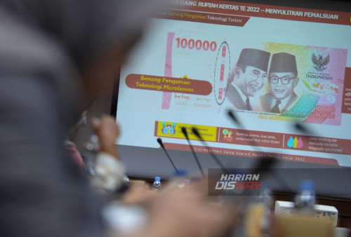 Grafik pemaparan pengelolah uang rupiah di monitor dalam Bincang Bareng Media di Kantor Kantor Perwakilan BI Wilayah IV Jatim, Surabaya, Jawa Timur, Senin, 29, Januari 2024. Dalam Bincang Baeng Media (BBM) ini pihaknya melaporkan uang palsu di Jatim berjumlah 19.872 lembar atau mengalami penurunan 30% dibandingkan dengan tahun 2022 yang berjumlah 28.389 lembar. Proporsi temuan uang palsu pada tahun 2023 (ytd) didominasi oleh pecahan Rp100.000 (63,1%), pecahan Rp50.000 (27,2%), pecahan Rp20.000 (2,3%), pecahan Rp10.000 (5,4%) dan pecahan Rp5.000 (1,7%). Adapun strategi Penanggulangan Peredaran Upal di masyarakat oleh KPw BI di Jawa Timur dilakukan secara berkesinambungan dengan senantiasa mengedukasi masyarakat untuk mengenali ciri-ciri keaslian uang Rupiah. (Julian Romadhon/Harian Disway)