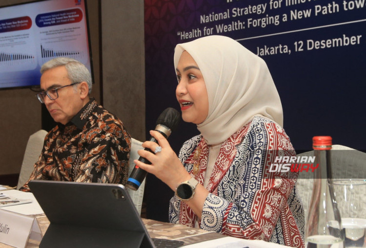 Ketua Umum IPMG, Dr. Ait-Allah Mejri; Wakil Ketua IPMG, Evie Yulin (kanan) dalam kegiatan konferensi pers  IPMG Stakeholders Forum 2024, di Jakarta (12/12). Dalam forum tersebut, IPMG menyuarakan manifesto yang terdiri dari 5 pilar komprehensif: pembentukan satuan tugas nasional, peninjauan kriteria pengadaan obat dan vaksin yang lebih efektif secara biaya; percepatan penilaian teknologi kesehatan (HTA) penguatan kerangka regulasi (BPOM) dan prioritisasi pembiayaan kesehatan yang berkelanjutan. IPMG juga mengundang para pemangku kepentingan untuk berkolaborasi dalam menyusun call to action dari manifesto tersebut sebagai langkah awal memperkuat infrastruktur kesehatan, dan menciptakan sistem kesehatan yang transparan, efisien, dan berkelanjutan.