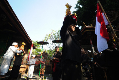 Umat Hindu menyiapkan ritual jelang Kirab Leluhur Nusantara yang digelar di Pura Penataan Luhur Medang Kamulan, Gresik, Jawa Timur, Jumat (30/6/2023). Kirab Leluhur Nusantara tersebut digelar jelang Upacara Nata Jagat dengan tujuan munutup rangkaian Hari Lahir Pangcasila serta menjaga keharmonisan antara manusia dengan alam.