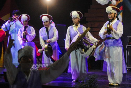 Penari asal Korea Selatan menunjukan aksinya dalam pertunjukan Cross Culture, CitraLand Superfast 2023 di G Walk, CitraLand, Surabaya, Jawa Timur, Selasa (18/7/2023) malam. CitraLand Surabaya menggelar berbagai kegiatan dalam acara CitraLand Superfast 2023 diantaranya penampilan kesenian tari tradisional dari 10 negara yang tergabung dalam International Council of Organizations of Folklore Festivals and Folk Arts (Cioff). Acara tersebut berlangsung sampai 22 Juli 2023. 