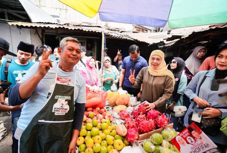 Khofifah Blusukan ke Pasar Blimbing Malang, Ajak Pedagang Coblos Nomor 2 di Pilgub Jatim