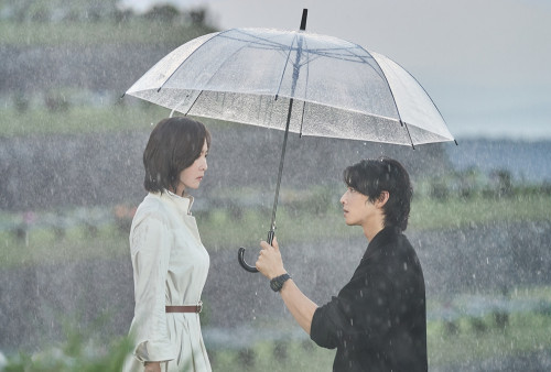 Pesona Cha Eun Woo Memikat di Poster Wonderful World, Romantis Payungi Kim Nam Joo