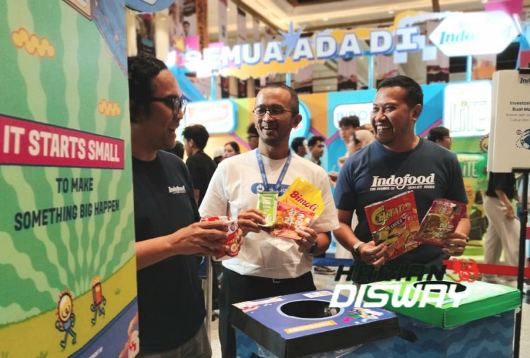 (Kiri–kanan) Bimantoro Triadi, Head of CSR PT Indofood Sukses Makmur Tbk; Joshua Valentino, COO & Co-founder Rekosistem; dan Andrew Hallatu, Head of Corporate Public Relations PT Indofood Sukses Makmur Tbk.
Indofood dan Rekosistem juga menghadirkan Recycling Creative Workshop yang mengajak pengunjung mengolah kemasan pascapakai menjadi produk upcycle. Aktivitas tersebut dilengkapi permainan edukatif seperti Trash Bingo, Trash Rush, dan Waste Deal serta edukasi dari 15 Rekomentor. Inisiatif ini ditargetkan menjangkau lebih dari 50.000 pengunjung sekaligus mendorong kebiasaan reduce, reuse, dan recycle dalam kehidupan sehari-hari. (Foto: Raka Denny / Harian Disway)
