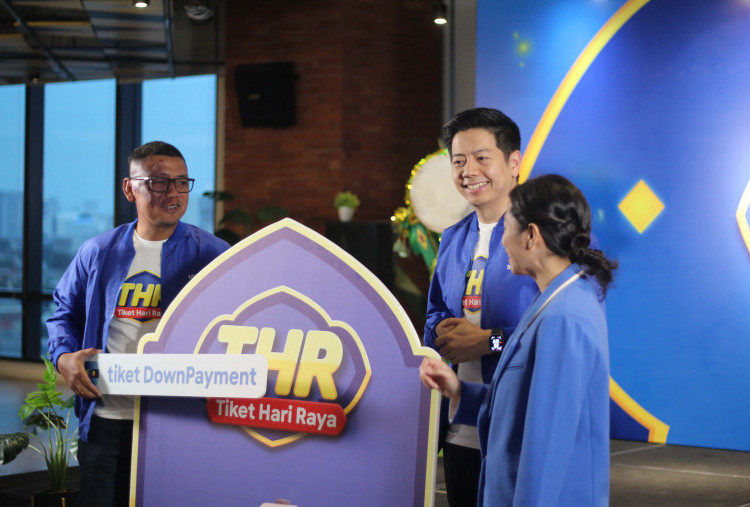 Andi Hendrawan, Director of Transportation, tiket.com (kiri), Gaery Undarsa, Co-Founder & Chief Marketing Officer, tiket.com  (tengah), dan Aliyah Natasya, Financial Educator (kanan) berbincang dalam acara Media Iftar Tiket Hari Raya 2026 di Jakarta, Senin (23/2).