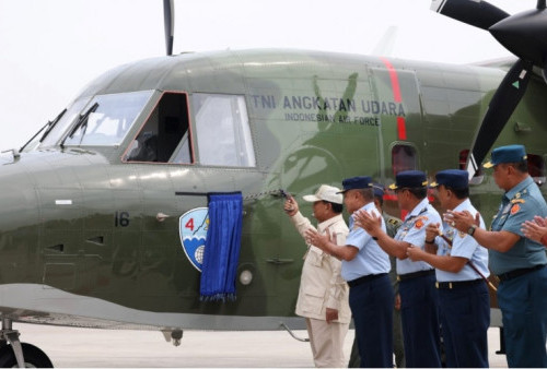 Prabowo Serahkan 5 Pesawat NC-212i Buatan Anak Bangsa ke TNI-AU