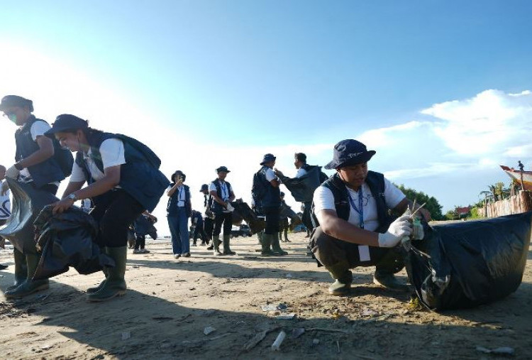 Relawan Bakti BUMN Sapu Bersih Sampah di Pantai Lampu Satu Merauke