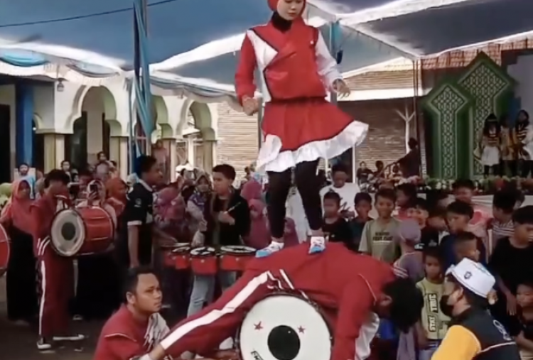 Viral! Aksi Tak Biasa Drumband Pelajar di Probolinggo, Netizen: Menyakiti Diri Sendiri