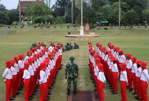 Jokowi Kukuhkan 76 Anggota Paskibraka untuk Upacara HUT RI di IKN