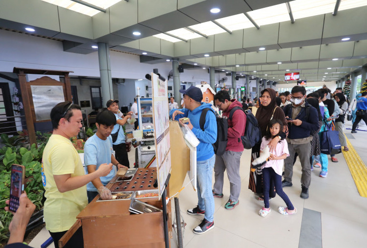 Mantap! KAI Sediakan Jajanan Pasar Gratis di Stasiun Pasar Senen untuk Manjakan Pelanggan