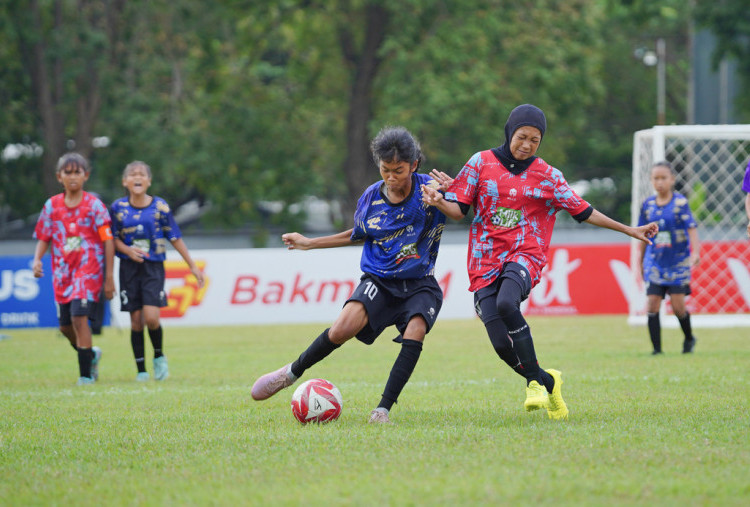 Tim Sepak Bola Putri SDN Pacarkeling V/186 B Juara Kategori KU 12