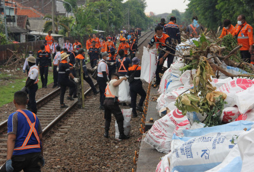 Awas! KAI Bakal Tindak Tegas Warga yang Buang Sampah di Rel Kereta