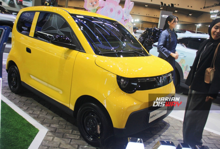 Dengan dimensi kompak dan tenaga motor listrik 26,8 hp, Minio Green dirancang untuk kebutuhan mobilitas perkotaan. Baterai 18,5 kWh yang mampu mengisi cepat hingga 70% dalam 30 menit serta jarak tempuh 210 km membuatnya ideal untuk aktivitas harian.