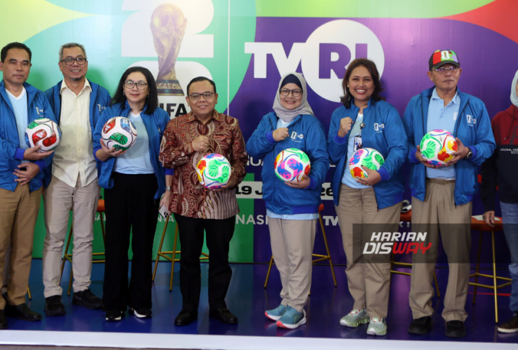 TVRI menghadirkan program “Bola Gembira” sebagai bagian dari rangkaian menyambut Piala Dunia 2026. Program ini menjadi identitas siaran sepak bola TVRI yang bertujuan menghadirkan tontonan berkualitas sekaligus membangun antusiasme masyarakat terhadap ajang sepak bola terbesar di dunia tersebut. Melalui program ini, TVRI menegaskan perannya sebagai penyiar resmi yang akan menayangkan berbagai pertandingan menuju Piala Dunia 2026.
HARITSAH ALMUDATSIR / HARIAN DISWAY