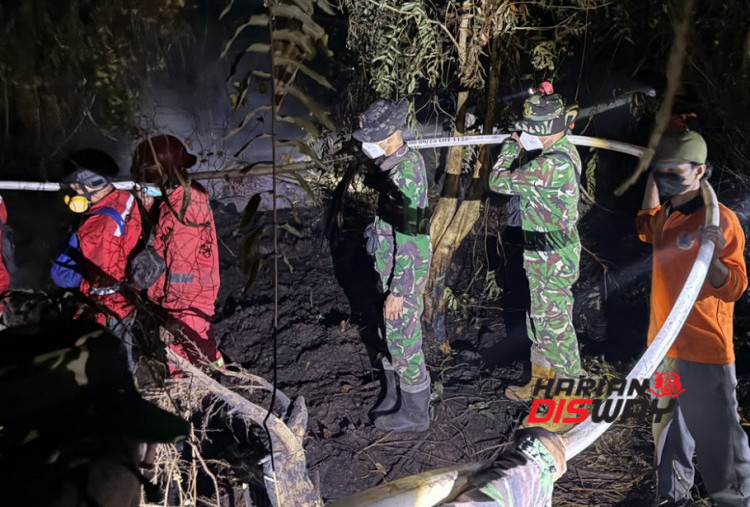 Penanganan karhutla, terutama di lahan gambut, dilakukan secara menyeluruh hingga proses pemadaman dan pendinginan benar-benar tuntas. Pemerintah memastikan pengendalian dan pencegahan kebakaran terus dilakukan meski jumlah titik panas mulai menurun, mengingat api di lahan gambut dapat kembali muncul dari bawah permukaan. Foto: Kemenhut