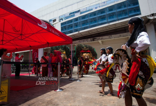 Penari Reog Ponorogo menyambut para wisatawan yang turun dari kapal pesiar MS Viking Mars di Dermaga Jamrud Utara, Pelabuhan Tanjung Perak, Surabaya, Jawa Timur, Sabtu (8/4/2023). Kapal berasal dari Norwegia itu memiliki GRT (Gross Tonnage) 47.842 Ton dan LOA (Length Over All) 228 meter itu membawa 826 wisatawan mancanegara untuk berkunjung di sejumlah tempat wisata di Kota Surabaya. (foto: Julian Romadhon)
