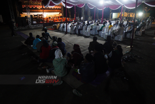 Warga Trawas menonton Dalang Ki Sinarto sekaligus Kepala Disbudpar Provinsi Jatim menunjukan aksinya memainkan wayang kulit dengan lakon Babad Wanamarta di lapangan parkir UTC, Trawas, Mojokerto, Jawa Timur, Sabtu, 3 September 2022 malam. Cerita wayang “Babad Wanamarta” menggambarkan Indonesia saat berjuang mengusahakan kemerdekaan. Lakon ini mengisahkan usaha Puntadewa, Bima, Arjuna, Nakula, dan Sadewa atau biasa disebut Pandawa dalam mendirikan istana di Hutan Wanamarta. Hutan tersebut terkenal sangat angker sehingga mustahil dimasuki siapapun. Pandawa pun harus mengalahkan serangan dari makhluk penunggu hutan. Dengan ketekunan, pantang menyerah, serta kesungguhannya, Pandawa akhirnya berhasil mendirikan istana megah yang diberi nama Amarta.
