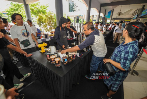 Apresiasi Pelanggan dan Petani Kopi, KAI Daop 8 Surabaya Bagikan 2.750 Gelas Kopi