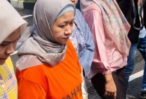 Penampakan Meita Irianty Pakai Baju Tahanan, Bos Daycare Depok yang Tega Siksa Anak