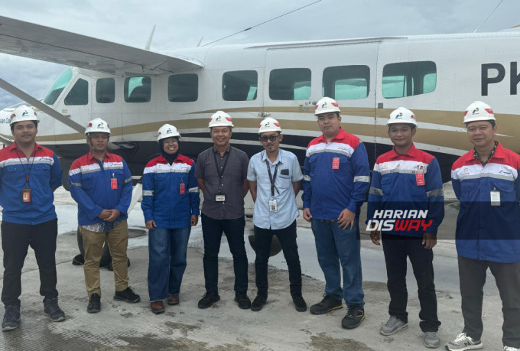 Dengan dukungan dari mitra transportasi darat dan udara, Elnusa Petrofin memastikan kelancaran distribusi dengan mengutamakan aspek Health, Safety, Security, and Environment (HSSE) dalam setiap operasionalnya. Dalam proyek di wilayah Papua ini, distribusi BBM melibatkan penggunaan pesawat Cessna 208 EX dan Boeing 737. BBM Pertalite dan Solar yang dikemas dalam drum berukuran 60 hingga 200 liter. Pengiriman ini memenuhi kebutuhan energi di daerah-daerah dengan keterbatasan akses transportasi.