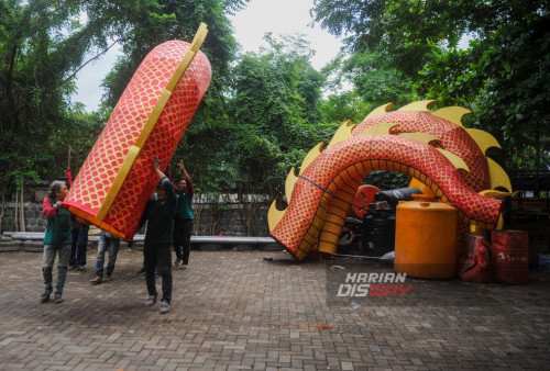 Dekorasi Naga Raksasa Sambut Perayaan Imlek di Kota Surabaya