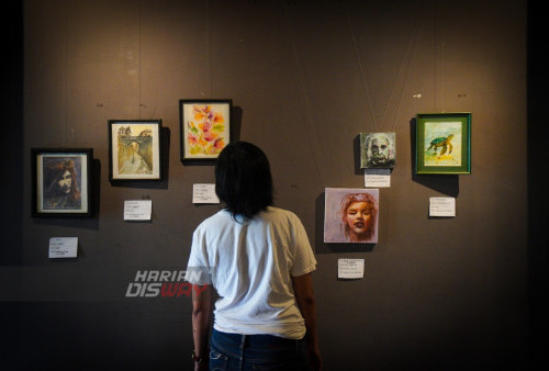 Pengunjung melihat lukisan dan foto dari 15 musisi dalam pameran bersama seni rupa yang digelar di Gallery Dewan Kesenian Surabaya (DKS) Jawa Timur, Kamis 1 September 2022. Dalam pameran tersebut ada sebanyak 65 karya seni rupa, berupa lukis, foto dan seni instalasi dari 15 musisi Surabaya. Pameran tersebut bertakjuk Rocklamasi yang digelar mulai tanggal 30 Agustus hingga tanggal 3 September 2022.