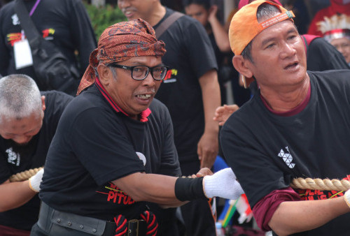 Mujiono anggota IKA Rholaz yang berusia 57 tahun berjibaku bersama timnya di lomba tarik tambang 14 Agustus 2022. Perjuangan mereka  kandas oleh tim tarik tambang dari angkatan  1980.  Tim tarik tambang Pak Nono ( panggilan Mujiono ) jatuh bangun dan terpaksa gagal meraih kemenangan.