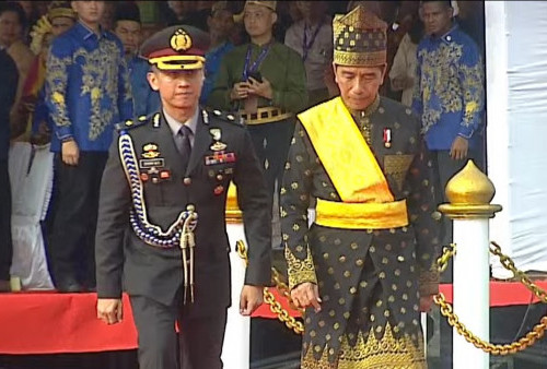 Presiden Jokowi Pimpin Upacara Hari Lahir Pancasila di Lapangan Garuda Pertamina Hulu Rokan, Kenakan Pakaian Adat Melayu