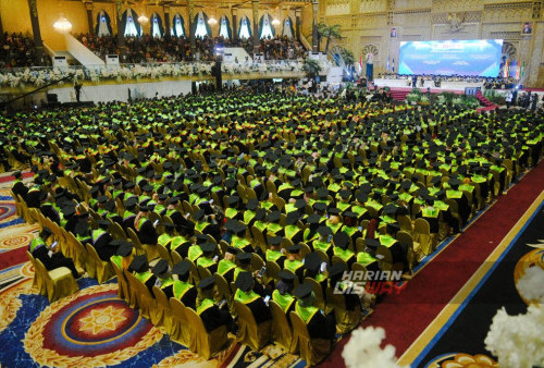 Sejumlah wisudawan mengikuti prosesi Wisuda Periode 109 Unesa yang berlokasi di Graha Unesa, Surabaya, Jawa Timur, Kamis, 1 Februari 2024.

Universitas Negeri Surabaya (UNESA) menyelenggarakan upacara wisuda dan pelepasan wisudawan periode 109 sebanyak 1.380 orang yang berasal dari 8 Fakultas, antara lain, 206 wisudawan dari Fakultas Ilmu Sosial dan Hukum, 190 wisudawan dari Fakultas Teknik, 194 wisudawan dari Fakultas Ilmu Keolahragaan dan Kesehatan, 95 wisudawan dari Fakultas Ekonomika dan bisnis, 109 wisudawan dari Fakultas Vokasi dan 8 wisudawan dari Sekolah Pascasarjana. (Julian Romadhon/Harian Disway)
