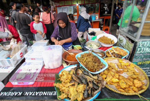 Pedagang takjil yang menggelar jualannya di Pasar Takjil Jalan Karang Menjangan, Surabaya, Jawa Timur. Kamis (23/3/2023). Pasar takjil dikawasan tersebut menyediakan berbagai macam makanan dan minuman dengan harga bervariatif, lokasi tersebut menjadi lokasi favorit warga untuk membeli Takjil untuk berbuka puasa. (Foto: Moch Sahirol Layeli)