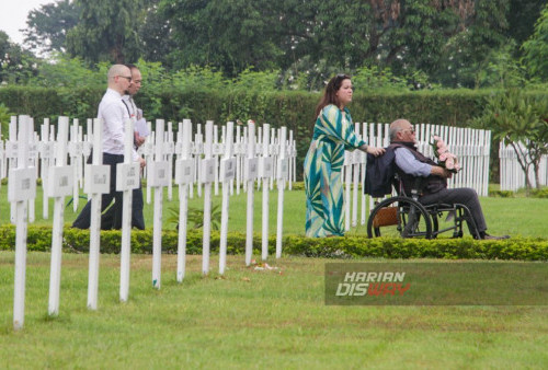 Sejumlah Warga Negara Asing (WNA) asal Belanda berziarah di Makam Ereveld Kembang Kuning, Surabaya, Jawa Timur. Selasa, 27 Februari 2024 dalam rangka memperingati Pertempuran Laut Jawa yang ke-82. 


Acara ini dibuka dengan rangkaian upacara bertujuan untuk menyadari bahwa perang bukanlah solusi. Para tamu undangan kembali diingatkan dengan perang dunia ke-II di Laut Jawa, sebanyak 915 tentara AL Belanda gugur dalam pasukan yang dipimpin oleh Laksamana Muda Karel Doorman. (Moch Sahirol/Harian Disway)

