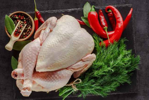 Mencuci Daging Ayam Mentah: Kebiasaan yang Ternyata Berbahaya bagi Kesehatan