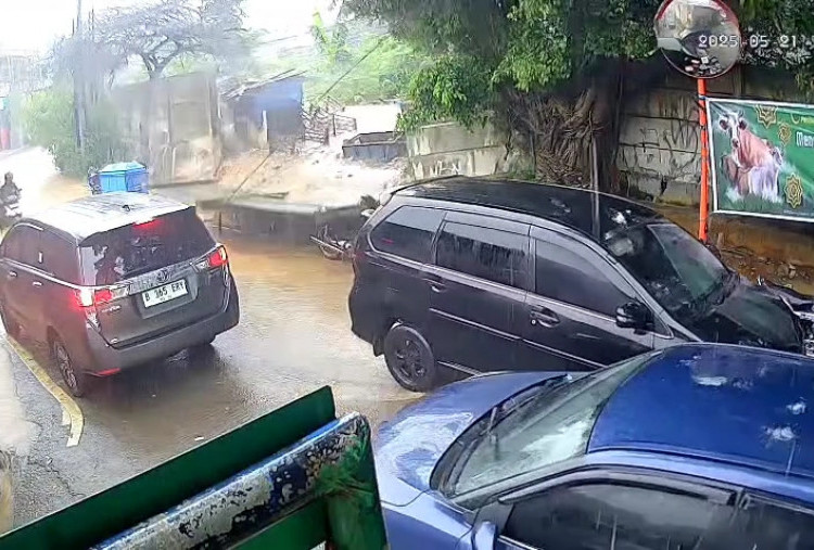 Tak Kuat Tahan Debit Air, Tembok Gudang SDA di Pasar Minggu Jebol
