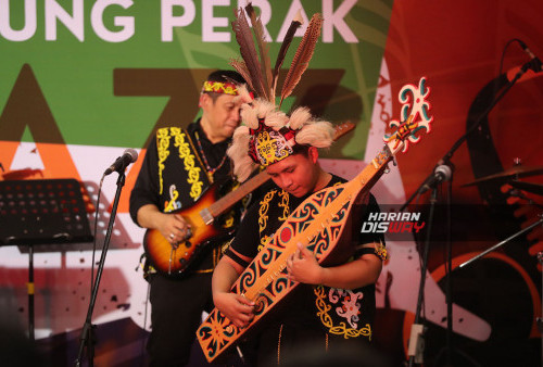 Kelompok musik jazz YK asal  Samarinda tampil memukau pada Tanjung Perak jazz 2024. Mengenakan tambahan asesoris khas suku Dayak , mereka menyita perhatian penggemar jazz yang datang dari berbagai kota di sekitar Surabaya. Salah satu anggota YK   Rangga Muzaki   terlihat piawai memainkan gitar tradisional Dayak atau lebih  dikenal Sapeh.  Suara yang ditampilkan menambah kental nüansa etnik jazz yang menjadi pembeda dengan para penampil lainnya pada TPJ 2024 itu.
Sambil menyampaikan pesan alam kepada penikmat jazz, salah satu instrumen musik yang dibawakannya berjudul Orang Utan .