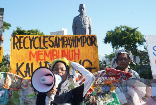 Sejumlah aktivis pecinta lingkungan yang tergabung dalam Ecoton melakukan aksi di depan Gedung Negara Grahadi, Surabaya, Jawa Timur, Rabu, 23 Agustus 2023. Sebanyak 30 aktivis yang berasal dari kampus-kampus di Jawa Timur seperti Universitas Trunojoyo Madura, Universitas Nusantara PGRI Kediri, Universitas Muhammadiyah Sidoarjo , melakukan aksi yang bertemakan 