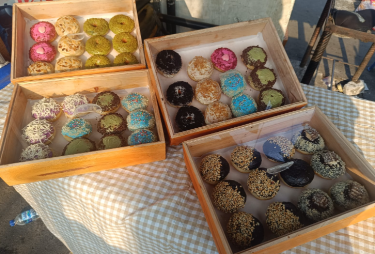 Saat Harga Plastik Ngegas, Donat Mengecil dan Katering Beralih ke Daun Pisang