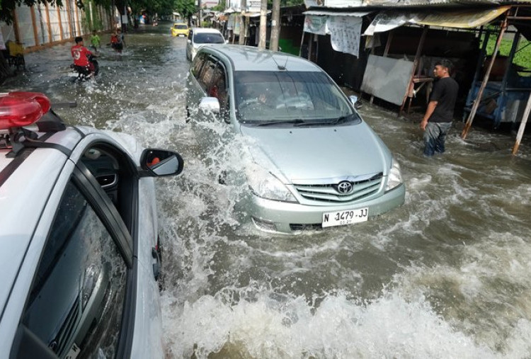 Kecamatan Waru, Sidoarjo, Terendam Banjir: Terabas Air demi Misa Natal