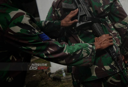 Senjata menempel erat di bagian tubuh para prajurit sebelum melakukan latian renang militer di Kolam Renang Krida Tirta Kesatrian Marinir Ewa Pangalila Gunungsari, Surabaya, Jawa Timur. Rabu (1/2/2023). Sebelum melakukan latihan renang, para prajurit tersebut diawali dengan melaksanakan senam pemanasan dilanjutkan berenang sejauh 50 meter. Kemampuan berenang merupakan salah satu kemampuan dasar yang wajib dimiliki setiap prajurit TNI, khususnya prajurit Korps Marinir dalam menunjang tugas pokoknya sebagai pasukan pendarat amfibi.